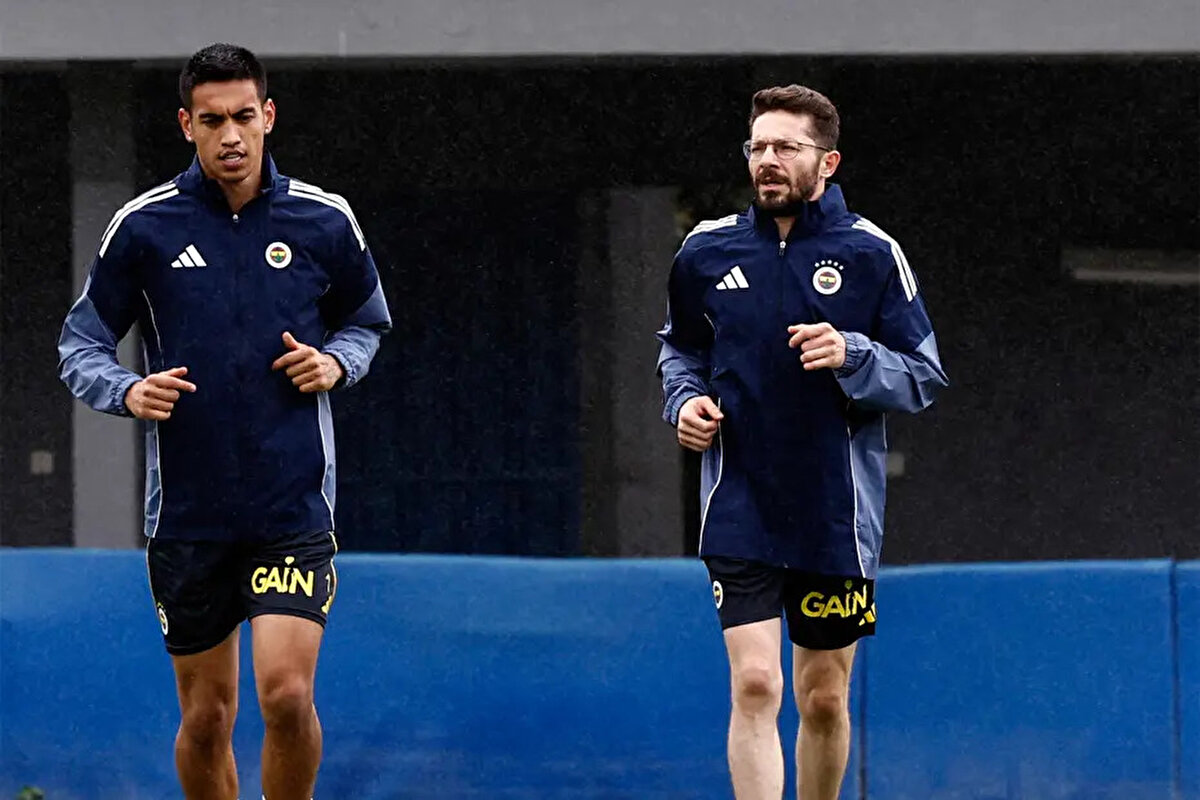 İRFAN CAN EĞRİBAYAT'IN SON DURUMU<br><br>Fenerbahçe’de Avrupa Ligi’ndeki Nice maçı öncesinde ayak başparmağında kırık meydana gelen İrfan Can Eğribayat bireysel saha koşularına başladı. <br><br>27 yaşındaki kalecinin milli ara dönüşündeki Fatih Karagümrük maçına yetişmesi bekleniyor. İrfan Can Eğribayat, sakatlığı nedeniyle Süper Lig’deki son Samsunspor karşılaşmasını kaçırmıştı.<br><br>Sarı lacivertlilerde sakatlığı bulunan bir diğer isim Mert Hakan Yandaş da dünkü antrenmanın ilk bölümünde takımla çalışmıştı.