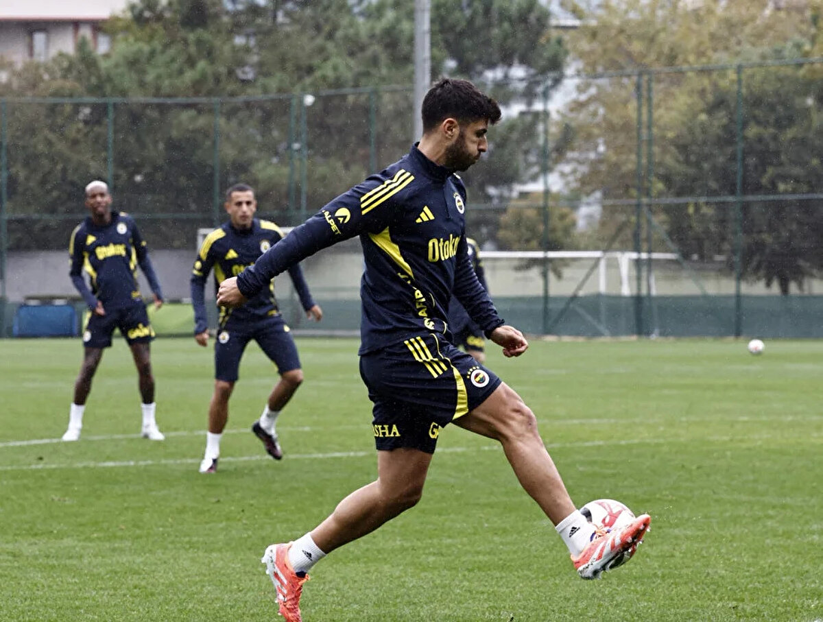 Sarı lacivertli kulüpten yapılan açıklamaya göre Fenerbahçe Can Bartu Tesisleri'nde teknik direktör Domenico Tedesco yönetiminde milli oyunculardan yoksun yapılan idman, salonda kuvvet ve dayanıklılık çalışmalarıyla başladı.<br><br>