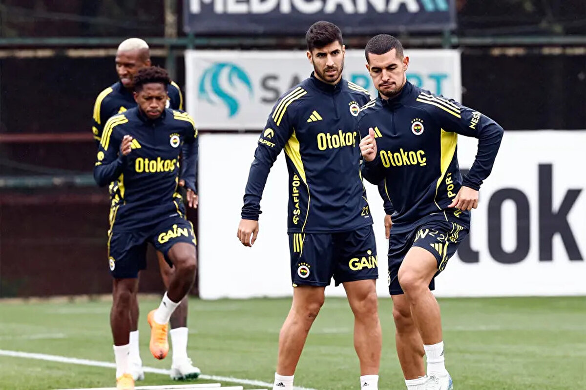 Ardından sahada çabukluk, koordinasyon ve pas çalışmalarıyla devam eden antrenman, bireysel çalışmalarla tamamlanırken Fenerbahçe hazırlıklarını akşam saatlerinde yapacağı idmanla sürdürecek.<br><br>