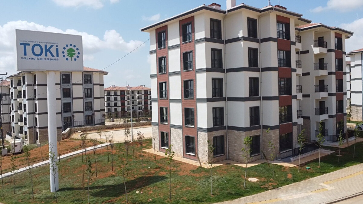 81 İlde Özel Kontenjanlı Dev Hamle<br>Çevre Şehircilik ve İklim Değişikliği Bakanlığı koordinasyonunda 81 ilin tamamında inşa edilecek olan 500 bin konutluk bu devasa projede, belirli gruplara özel kontenjanlar ayrılacak. Cumhurbaşkanı Erdoğan'ın Kabine toplantısı sonrası yaptığı duyuruya göre; şehit ve gazilere, emeklilere, gençlere ve üç çocuk sahibi ailelere öncelik tanınacak.