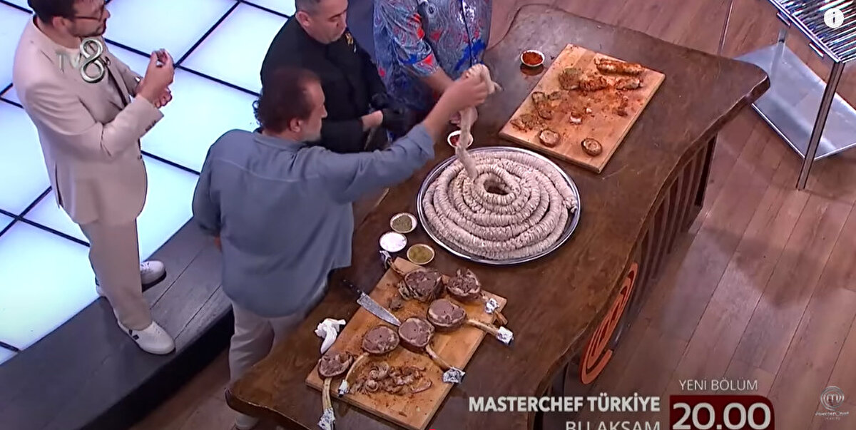 Evde Kokoreç Nasıl Yapılır?<br>Kokoreç, Türk sokak mutfağının en özgün ve en çok sevilen tatlarından biridir. Kökeni oldukça eskiye uzanan bu lezzet, kuzu bağırsağı ve kelle çevresi yağının ustalıkla sarılıp köz ateşinde yavaş yavaş pişirilmesiyle hazırlanır. Dışı çıtır, içi sulu kalan iyi bir kokoreç, sabır ve dikkat isteyen bir iştir. Evde de bu lezzeti yakalamak mümkündür; ancak her aşamada özenli davranmak gerekir.<br>