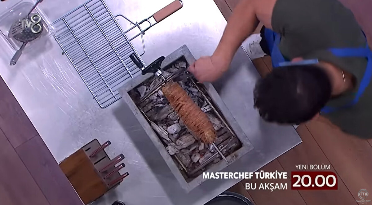 Evde Kokoreç Yapmanın Püf Noktaları<br><br>Temizlik her şeyden önce gelir: Bağırsakları mutlaka güvenilir bir kasaptan alın. Bol suyla birkaç kez yıkayın ve iç kısmının tamamen temizlendiğinden emin olun.