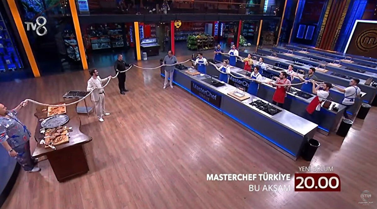 Ege’den Trakya’ya kadar farklı yorumlarıyla karşımıza çıkan kokoreç, lezzetini doğru temizlik, ateşin dengesi ve baharat uyumundan alır. Gerçek bir ustanın sırrı, bu üç detayda gizlidir.