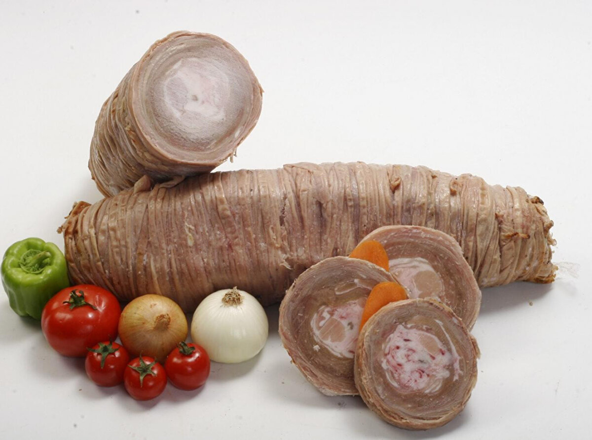 Sarma tekniğine dikkat edin: Çok sıkı ya da gevşek sarılmış kokoreç, pişerken formunu koruyamaz.<br>