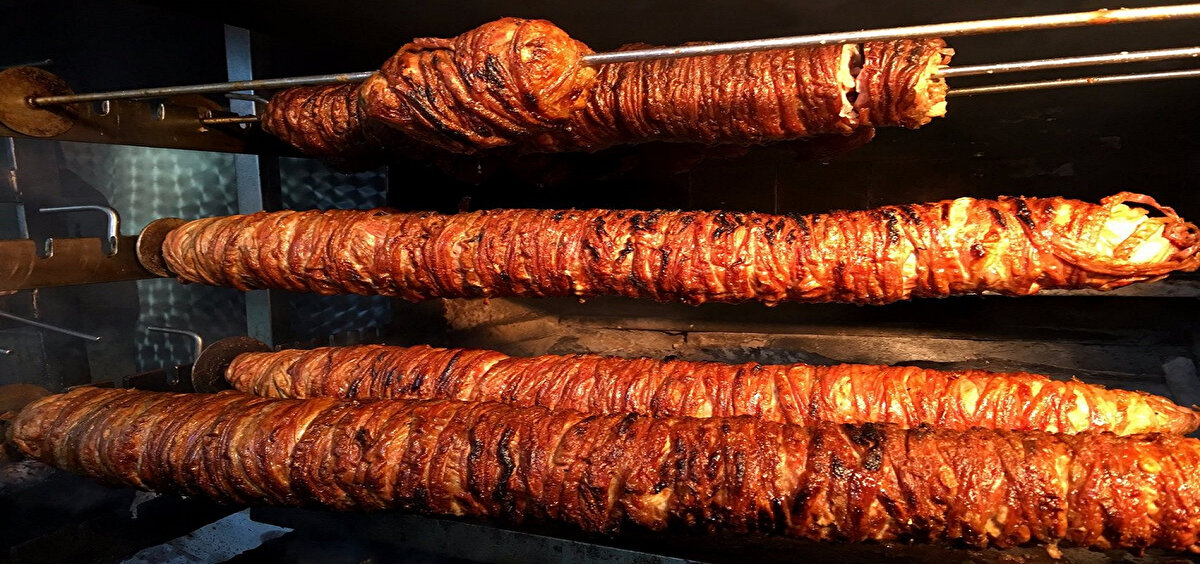 Ateş kontrolü önemlidir: Dış katman yanmadan iç kısmın pişmesi gerekir. Dengeli ısı, en iyi sonucu verir.