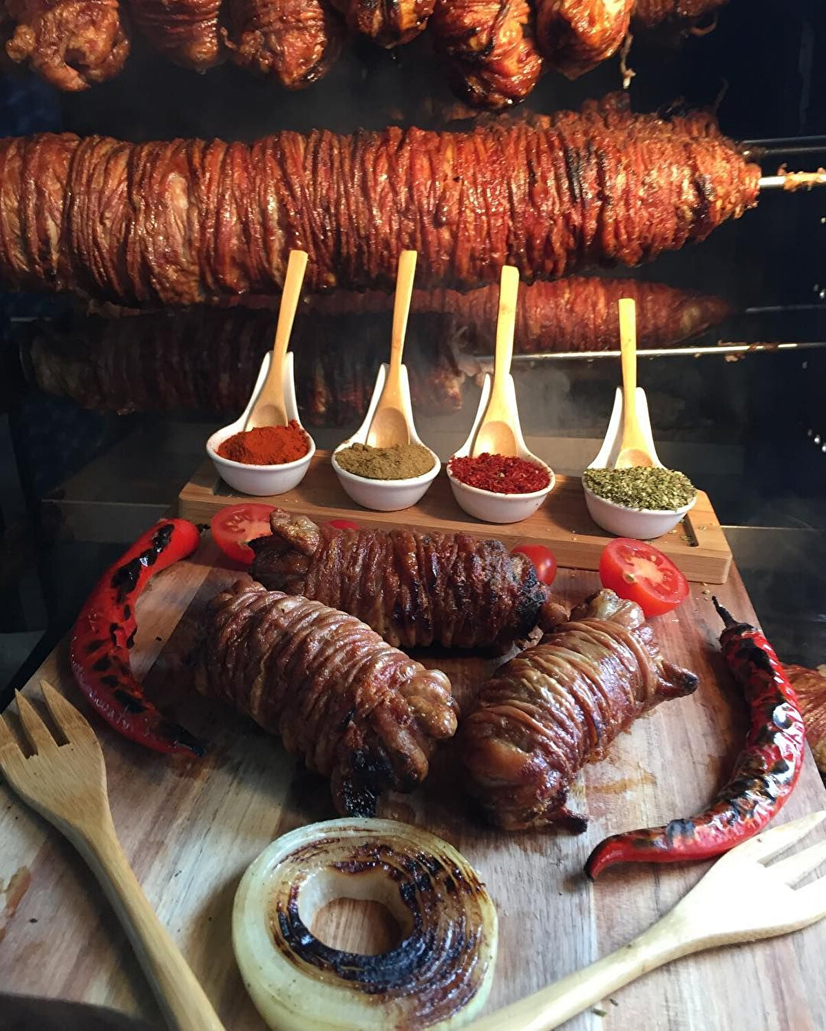 Baharatı ölçülü kullanın: Kekik, kimyon ve kırmızı biber kokorece karakter katar ama fazla kaçarsa tadı bastırır.<br>