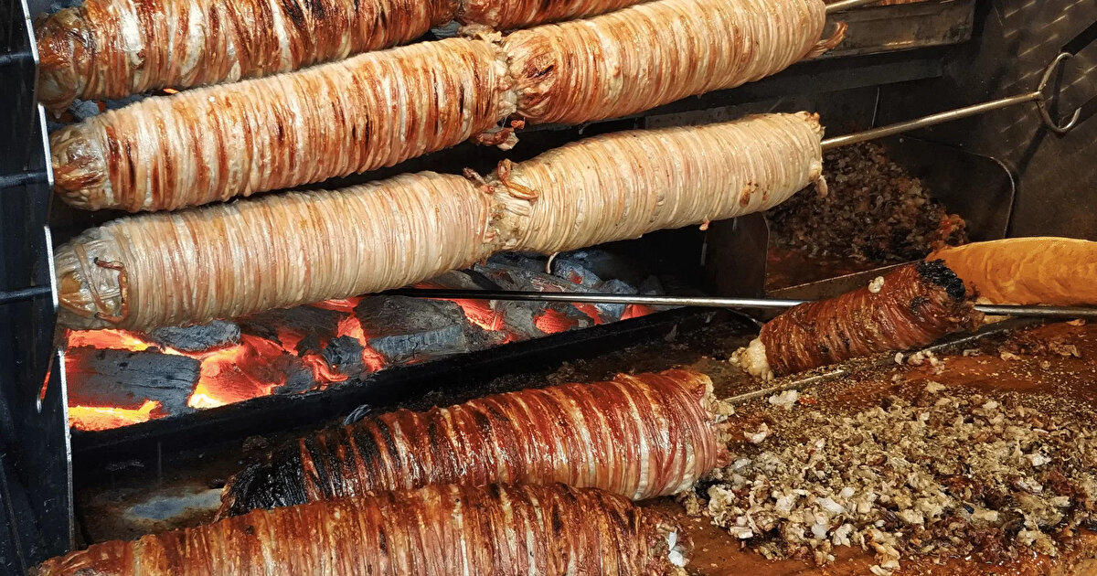 Baharatı en son ekleyin: Pişirme sonunda eklenen baharatlar yanmadan tazeliğini korur.<br><br>Dinlendirme aşamasını atlamayın: Kokoreci ocaktan aldıktan sonra birkaç dakika bekletin; bu sayede yağlar eşit dağılır.