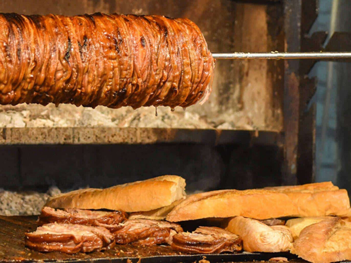 Ekmek seçimi fark yaratır: Dışı gevrek, içi yumuşak ekmek, kokorecin yağını dengeli emer.<br><br>Fırında başlayıp tavada bitirin: Fırında pişirip tavada kısa süre sotelemek, hem çıtırlık hem de sulu bir iç doku sağlar.