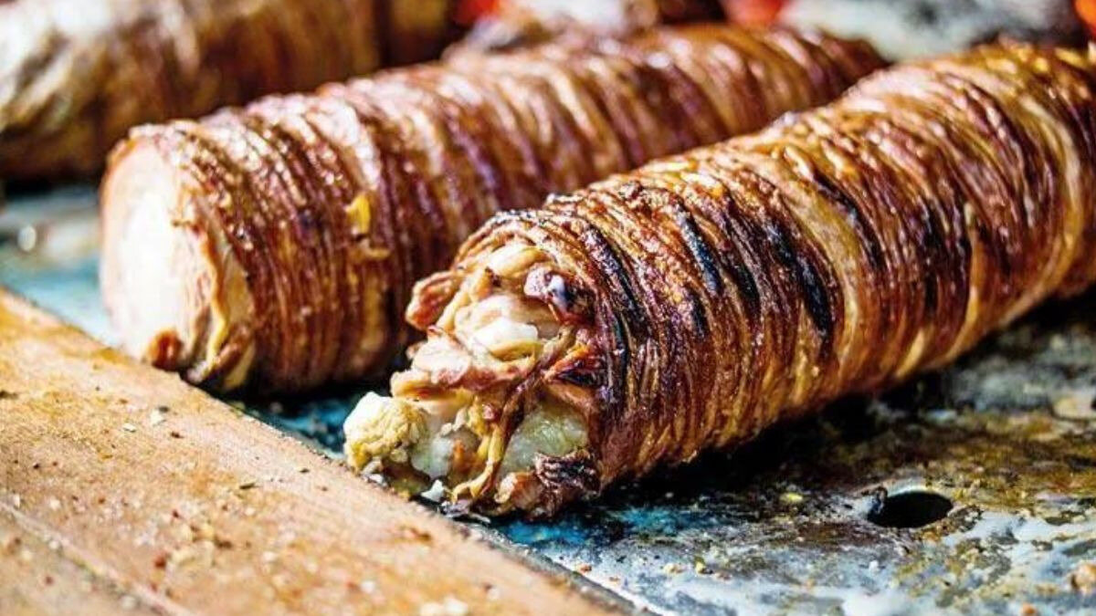 Kokoreç Tarifi<br><br>Malzemeler:<br><br>500 gram temizlenmiş rulo kokoreç<br><br>2 yemek kaşığı zeytinyağı<br><br>1 tatlı kaşığı kekik<br><br>1 çay kaşığı kimyon<br><br>1 çay kaşığı kırmızı toz biber (isteğe göre acı)<br><br>1 çay kaşığı tuz<br><br>2 adet gevrek sandviç ekmeği<br><br>İnce doğranmış domates ve yeşil biber