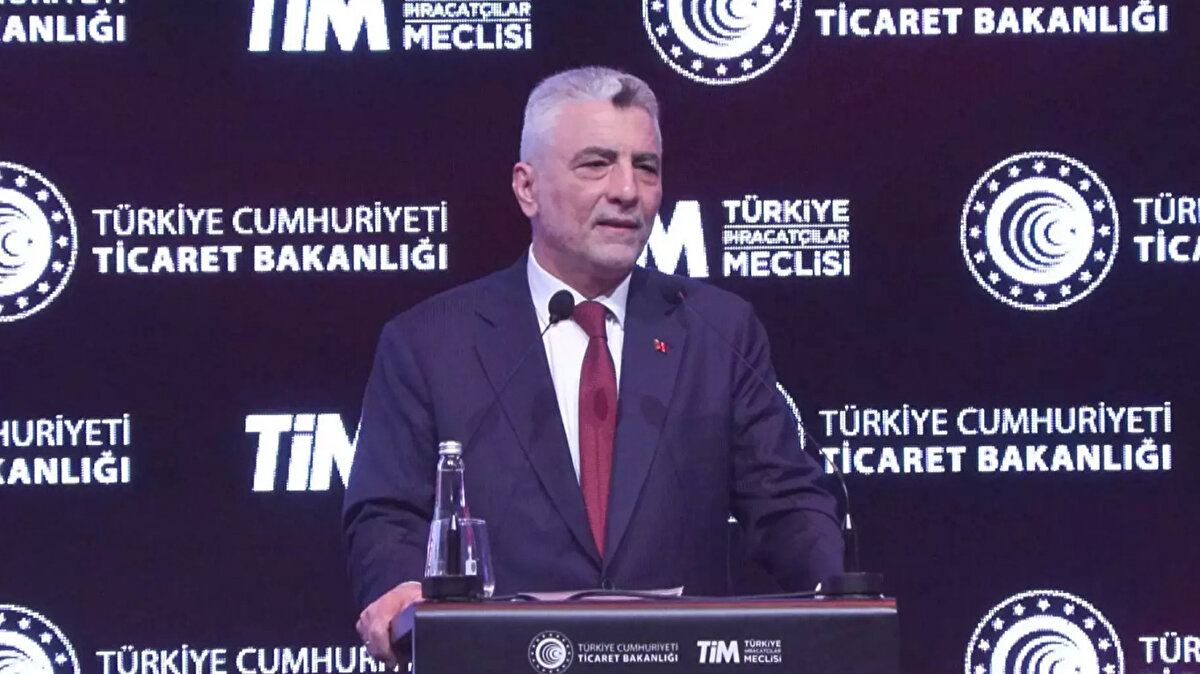 Almanya'ya Togg ihracatı açıklaması<br><br>Bakan Bolat, "Almanya'ya ilk etapta 100 adet Togg araç ihraç ettik. Bu, Türkiye'nin otomotiv sektöründeki yenilikçi gücünü ve ihracat kapasitesini gösteren önemli bir adım. Yıl sonuna kadar bu sayının 1.000'e yaklaşmasını öngörüyoruz. Bu, Togg'un global pazardaki yerini sağlamlaştırması açısından kritik bir dönüm noktasıdır." ifadelerini kullandı.