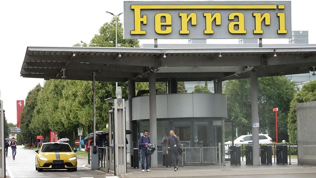 Ferrari, gelecek yıl tanıtacağı ilk elektrikli modeli Elettrica’yı tanıtırken, 2030 itibarıyla ürün gamının yalnızca yüzde 20’sinin tamamen elektrikli olacağını açıkladı. 