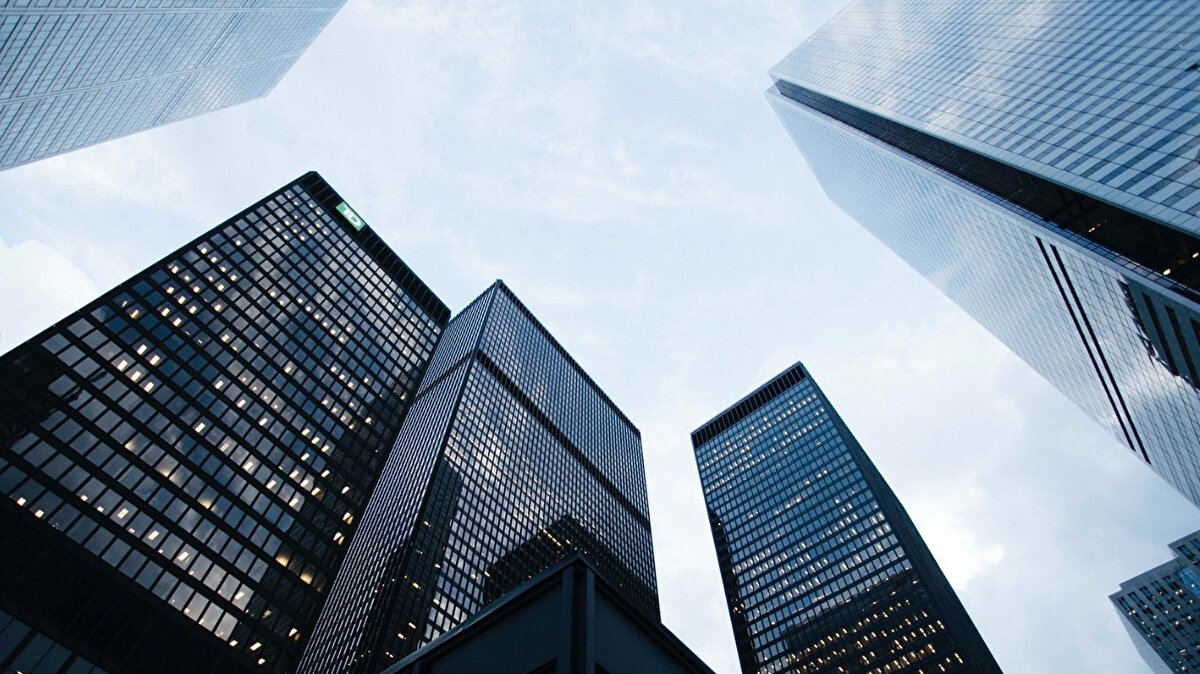 Araştırma, çalışan memnuniyetinin şirketlerin verimlilik, yenilikçilik ve uzun vadeli büyüme performansında kritik rol oynadığını gösterdi.<br>Güçlü kurum kültürüne sahip şirketlerin yalnızca çalışan bağlılığını değil, aynı zamanda iş sonuçlarını da güçlendirdiği vurgulandı.<br>Uzmanlara göre, “Çalışan mutluluğu artık yalnızca bir tercih değil, bir büyüme stratejisi.”