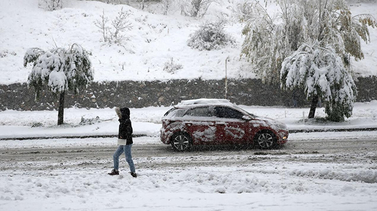 Batı Karadeniz için “kuvvetli yağış” alarmı<br><br>Zonguldak, Bartın ve Düzce’nin kuzey ilçelerinde kuvvetli sağanak bekleniyor. Yetkililer, bu bölgelerde sel ve su baskınlarına karşı uyarıda bulundu.