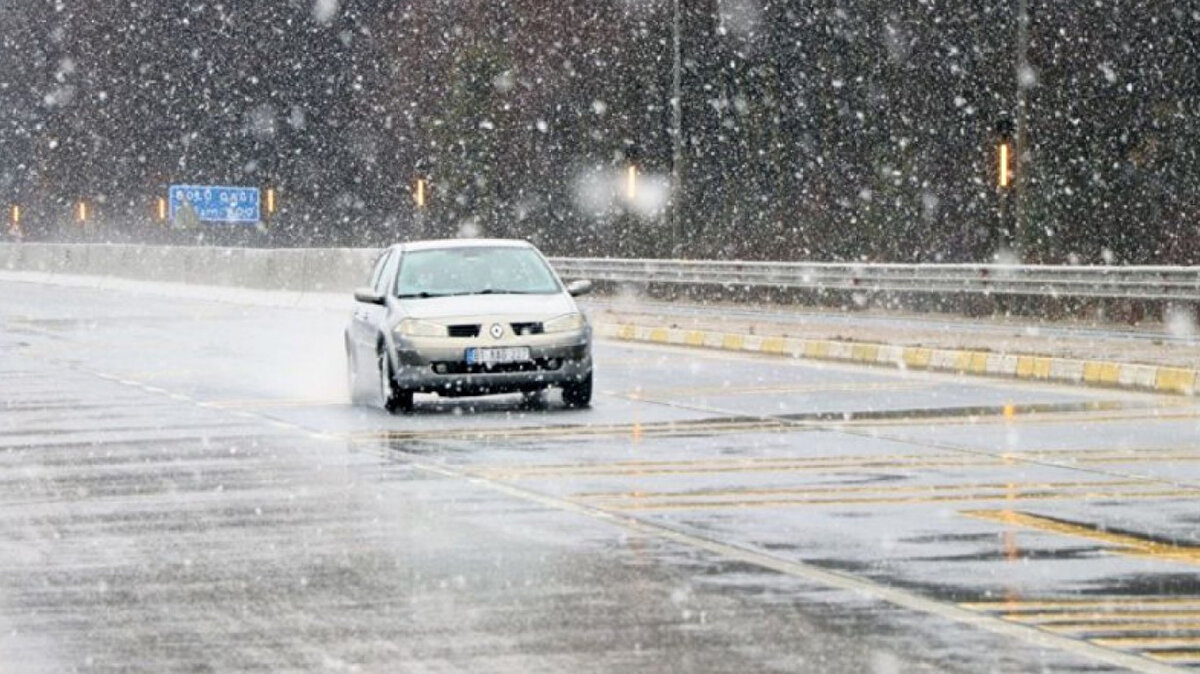 Doğuda sıcaklık 7 derece düşüyor<br><br>Erzurum, Erzincan ve çevresinde sıcaklıklar 6-7 derece birden azalıyor. Ancak uzmanlar, bu soğukların “geçici” olduğunu belirtiyor.