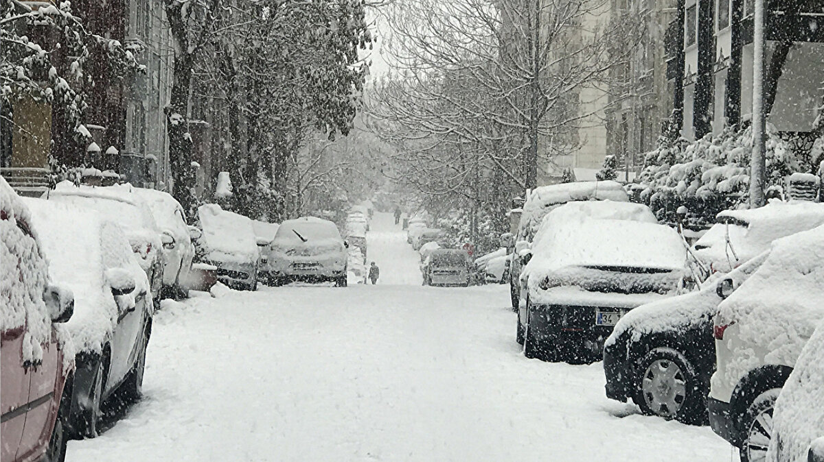 Pazartesi’den sonra ısınma başlıyor<br><br>Soğuk hava dalgası pazartesi gününden itibaren etkisini kaybedecek. Sıcaklıkların yeniden mevsim normallerinin üzerine çıkması bekleniyor.