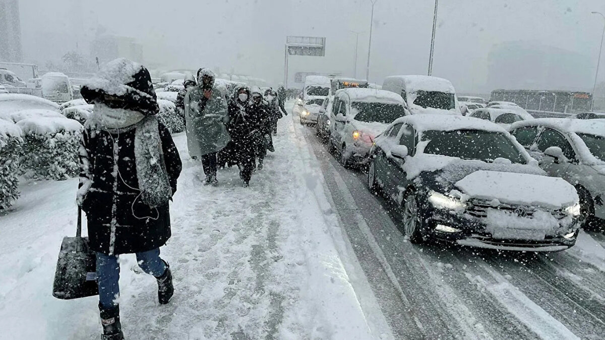 Erzurum ve Erzincan’da sulu kar<br><br>Şehir merkezlerinde kar yağışı beklenmiyor ancak sulu kar geçişleri görülebilir. Gece saatlerinde yolların buzlanma riski artıyor.