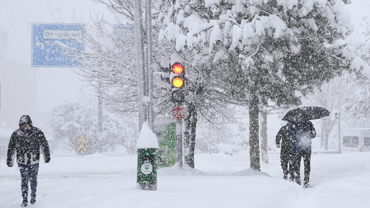 MGM’den “hazırlıklı olun” çağrısı<br><br>Meteoroloji Genel Müdürlüğü, vatandaşlardan olası olumsuzluklara karşı dikkatli olunmasını ve yetkililerin uyarılarını takip etmelerini istedi.