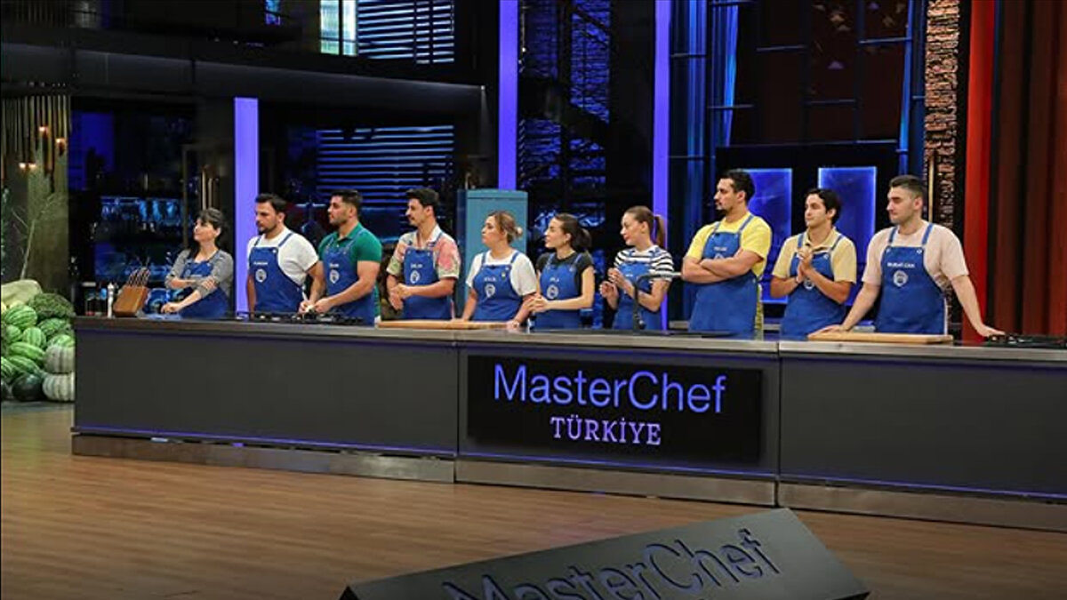 Bu altı yarışmacı, MasterChef’te bir sonraki bölümde gerçekleşecek kritik elemede yarışacak. Şeflerin değerlendirmesi sonucunda yarışmaya veda edecek isim ise haftanın finalinde belli olacak.