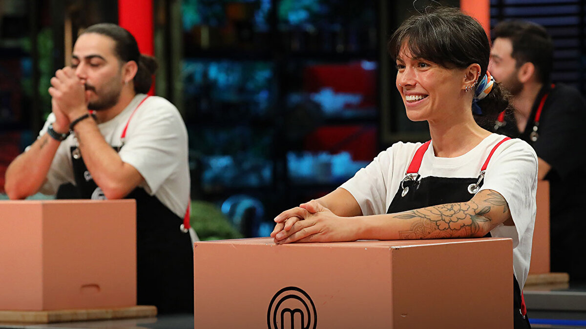 Bu hafta MasterChef’te eleme potasında kimler var?<br><br>Hafta boyunca oynanan oyunların ardından MasterChef Türkiye’de eleme potasına giren isimler şöyle:<br><br>Ayten<br><br>Barış<br><br>Sezer<br><br>İhsan<br><br>Sümeyye<br><br>Aslı