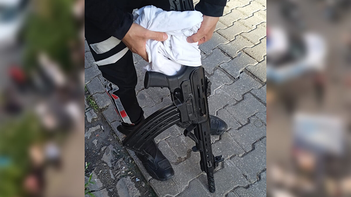 Şüphelinin saldırıdan sonra kaçtığı o anlar, çevredeki vatandaşlar tarafından cep telefonuyla görüntülendi. Saldırıyla ilgili soruşturma sürdürülüyor. 