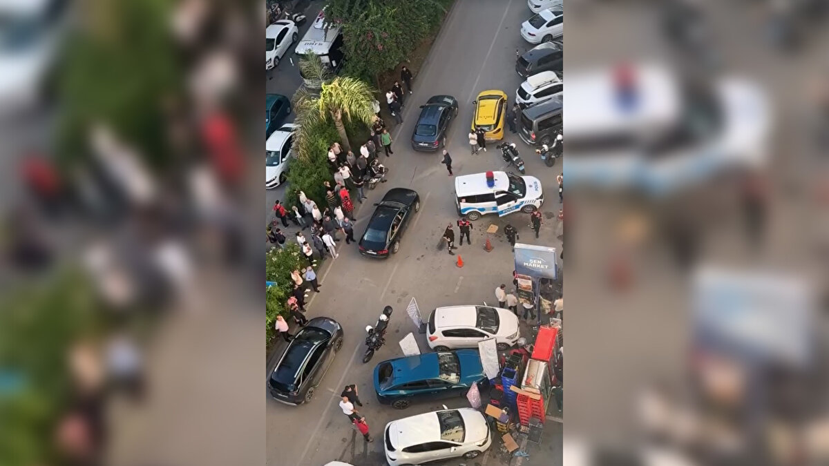 Adana'da oyun salonuna pompalı tüfekle ateş ettikten sonra tüfeği araziye atıp kaçan saldırgan, polisin takibi ile yakalanarak gözaltına alındı. Saldırganın olaydan sonra kaçtığı o anlar çevredekiler tarafından cep telefonuyla kaydedildi.