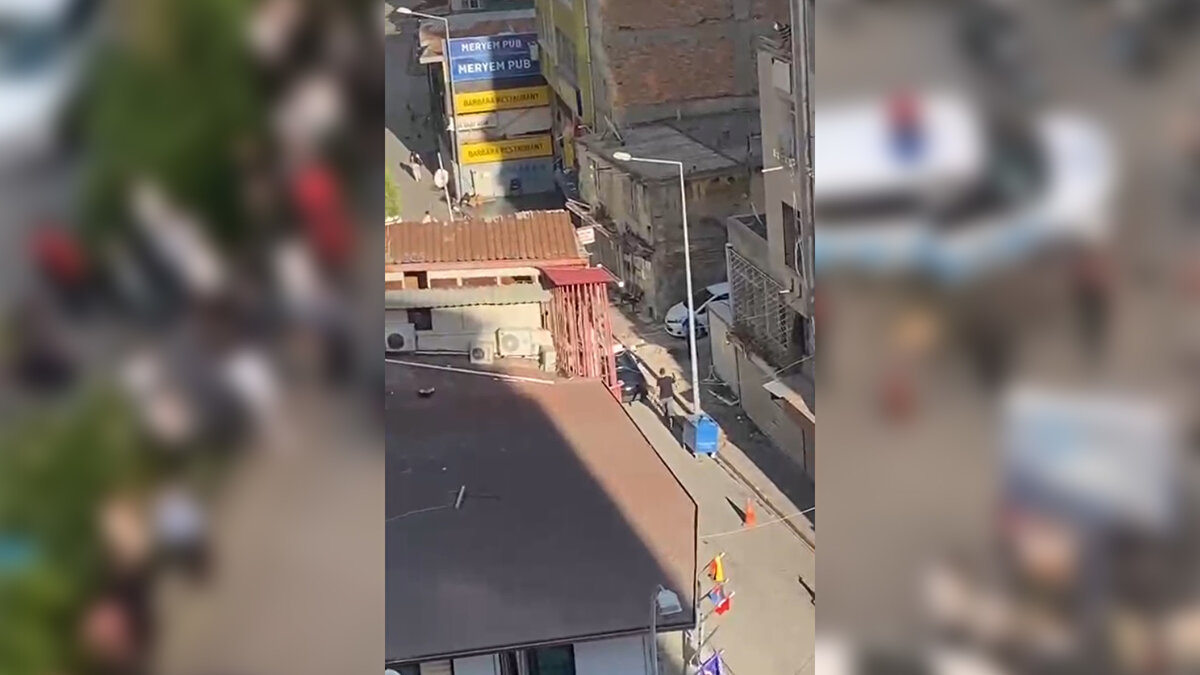 Olay, saat 17.00 sıralarında Seyhan ilçesi Çınarlı Mahallesi Ziyapaşa Bulvarı'nda meydana geldi. Kimliği açıklanmayan şüpheli, iddiaya göre husumetli olduğu kişinin işlettiği oyun salonuna pompalı tüfekle ateş açtı. Daha sonra yaya olarak kaçan şüpheli, tüfeği boş araziye atıp uzaklaştı. Çevredekilerin ihbarıyla olay yerine polis ekipleri sevk edildi. Ekiplerin çalışmasıyla saldırgan kısa sürede yakalanarak, gözaltına alındı. Olayda ölen ya da yaralanan olmadı.