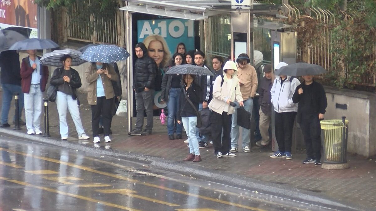 Yağış nedeniyle otobüs duraklarındaki oluşan yoğunluk dikkat çekti.