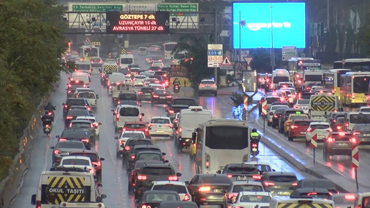 Saat 08.20'de İBB'ye ait trafik yoğunluğu haritasında yoğunluk yüzde 80'e kadar yükseldi. 