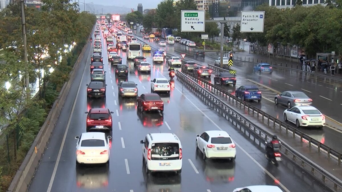 Anadolu yakasında ise yoğunluk yüzde 90'a ulaştı. Bahçelievler D-100 Karayolu'nda trafik durma noktasına gelirken, Anadolu yakasında yoğunluğun en çok yaşandığı nokta D-100 Karayolu Kadıköy, Bostancı ve Kozyatağı mevkileri oldu. 