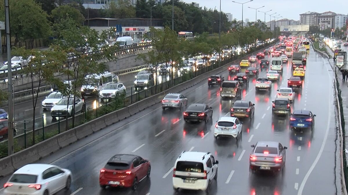 İstanbul'da havanın da yağışlı olmasının etkisiyle sabah saatlerinde trafik yoğunluğu oluştu.