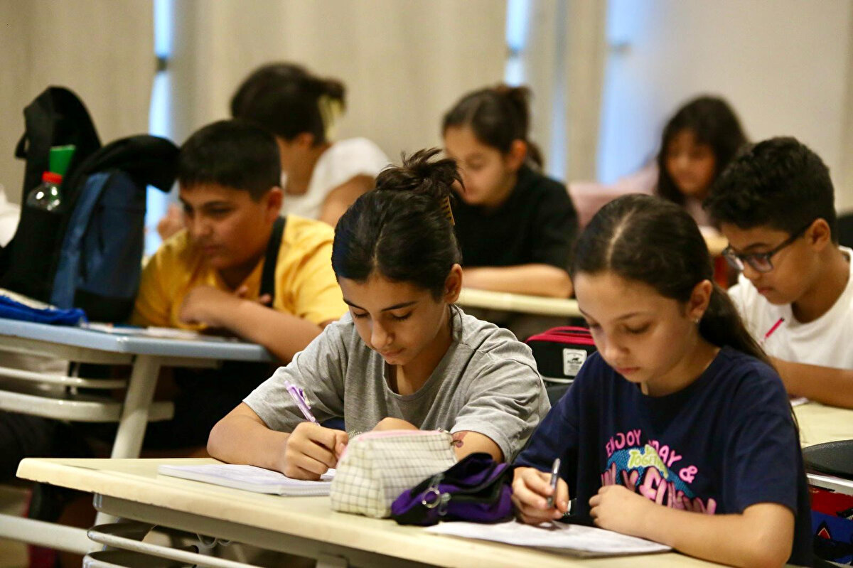 VAKIFLAR GENEL MÜDÜRLÜĞÜ (VGM) BURS BAŞVURULARI NE ZAMAN?<br><br>VGM Ortaöğrenim Bursu<br><br>(ilkokul/ortaokul/ lise) <br><br> 1-15 Ekim tarihleri arasında yapılacak.