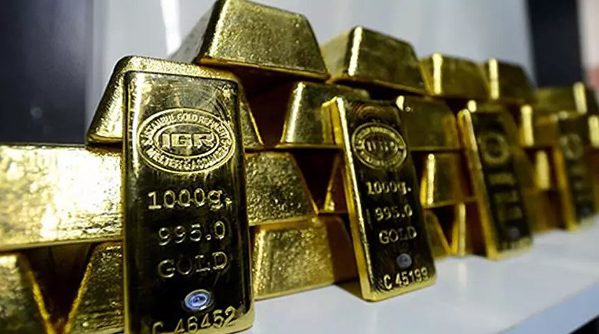 Uzmanlara göre, kısa vadede altın fiyatlarında bir düzeltme bekleniyor. Ancak bu düzeltmenin ne zaman ve ne ölçüde olacağı belirsizliğini koruyor. Yıldırımtürk’e göre yıl sonu ons altın beklentisi daha önce 3750 dolar civarındayken, piyasanın güçlü yukarı hareketi bu tahminlerin revize edilmesine neden oldu.