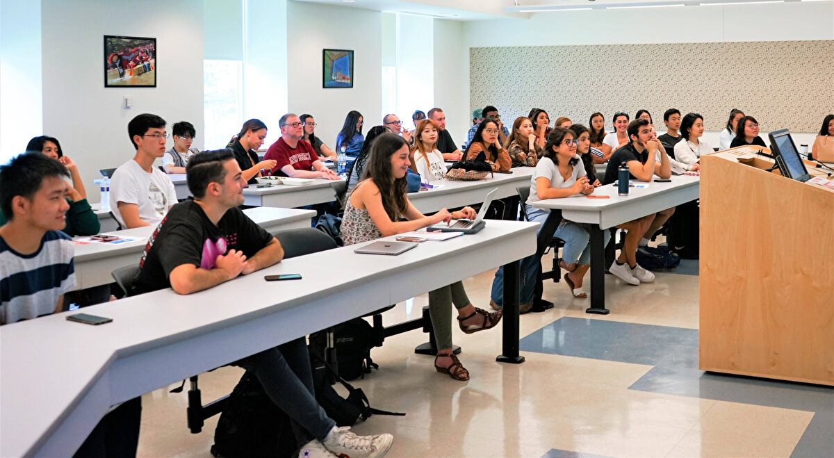 VGM YÜKSEKÖĞRENİM BURSUNDAN KİMLER YARARLANAMAZ?<br><br>a) Sürekli bir işte çalışarak en az asgari ücret düzeyinde ücret alan veya gelire sahip öğrencilere,<br><br>b) Yabancı uyruklu öğrencilere,<br><br>c) Polis Akademisi ile askeri okul öğrencilerine,<br><br>ç) Ek süre öğrenim gören öğrencilere,<br><br>d) Yüksek lisans ve doktora öğrencilerine,<br><br>e) Kamu kurumlarından karşılıksız eğitim yardımı ve burs alan öğrencilere,<br><br>f) Genel Müdürlükten muhtaç aylığı alan öğrencilere,<br><br>g) Bir önceki eğitim yılında Genel Müdürlük bursundan yararlanmaktayken başarısız olma nedeniyle bursu kesilen öğrencilere yükseköğrenim bursu verilmez.