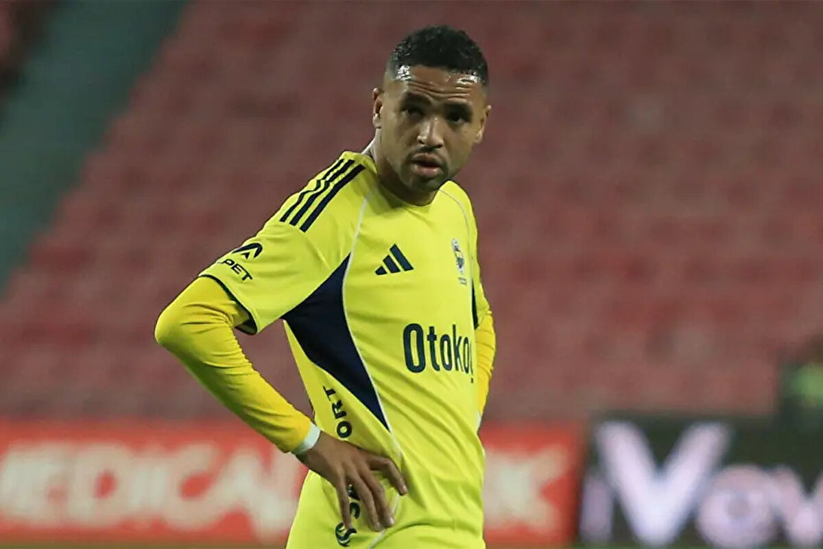 En-Nesyri'nin Nice maçı sonrası saha içindeki galibiyet sevincine katılmayarak direkt soyunma odasına gittiği hatırlatıldı.<br><br>