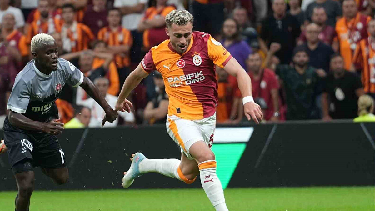 BARIŞ ALPER YILMAZ’IN PERFORMANSI<br>Galatasaray formasıyla Barış Alper Yılmaz bu sezon Süper Lig ve Şampiyonlar Ligi’nde toplam 8 maça çıktı. 25 yaşındaki oyuncu görev yaptığı maçlarda 3 gol ve 4 asist kaydetti.<br><br> <br><br><br><br>Barış Alper Yılmaz, geçtiğimiz sezon Galatasaray formasıyla 48 maça çıkarken 14 gol ve 6 asistle kariyerinin en iyi sezonunu geçirmişti.