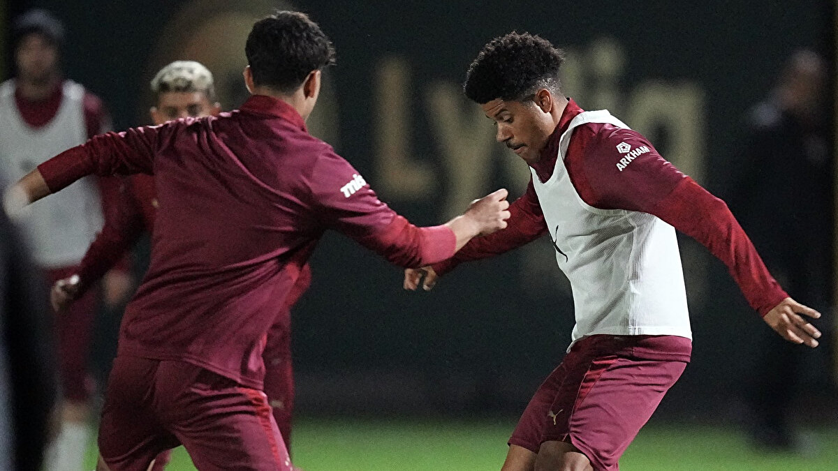 Dinamik ısınmayla başlayan idman, topa sahip olma çalışmasıyla devam etti.