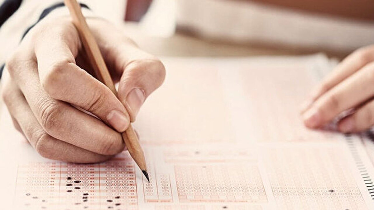 KPSS PUANI NASIL HESAPLANIR?<br><br>KPSS’de her test kendi içinde değerlendirilir. Adayların doğru cevap sayısından yanlış cevap sayısının dörtte biri çıkarılarak ham puan hesaplanır.<br>Bu puanlar, ortalama ve standart sapma değerlerine göre standart puana dönüştürülür.<br>Her bir testin ağırlık oranına göre hesaplanan bu standart puanlar kullanılarak KPSS puan türleri (P1, P2, P3 vb.) oluşturulur.<br><br>Bir testte hiç doğru cevap bulunmayan adaylar, o testin puan hesaplamasına dahil edilmez.<br>İptal edilen veya cevabı değiştirilen sorular varsa, bu durum ÖSYM tarafından değerlendirmenin ardından puanlamaya yansıtılır.