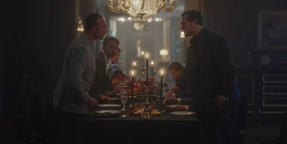 Eşref ve Nisan arasında büyük kopuş<br><br>Dinçer’in anlattıklarına inanmaya başlayan Nisan, Eşref’e sert sözler söyledi. “Lanet olsun seni tanıdığım güne... Keşke hapiste çürüseydin!” diyerek Eşref’i evden kovdu. Bu sözler, Eşref’i derinden sarstı. Sevdiği kadının güvenini kaybeden Eşref, artık her şeyden umudunu yitirdi.