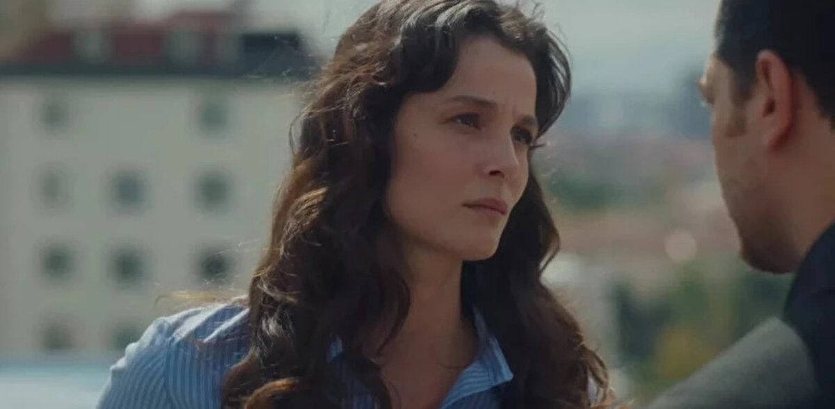 Eşref Rüya 17. bölüm full izle – Nefes kesen sahneler<br><br>Eşref Rüya 17. bölüm full izlemek isteyen izleyiciler, Kanal D’nin resmi internet sitesi ve Kanal D Diziler platformu üzerinden bölümü HD kalitede izleyebilirler. Yeni bölümde Eşref’in teslim olması, Nisan’ın güven krizine yenik düşmesi ve Kadir’in büyük planı izleyenleri bir sonraki bölüme dair merak içinde bıraktı.