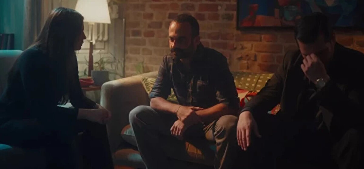 Final sahnesi: Eşref polise teslim oluyor<br><br>Dizinin final sahnesinde, sevdiği kadının güvensizliği karşısında yıkılan Eşref, kendi elleriyle polise teslim oldu. Ancak Kadir’in planı devreye girdi. Eşref’in emanetlerini almaya gelen Kadir, polis sirenlerini duyunca kaçtı. Bütün suç Eşref’in üzerine kaldı.