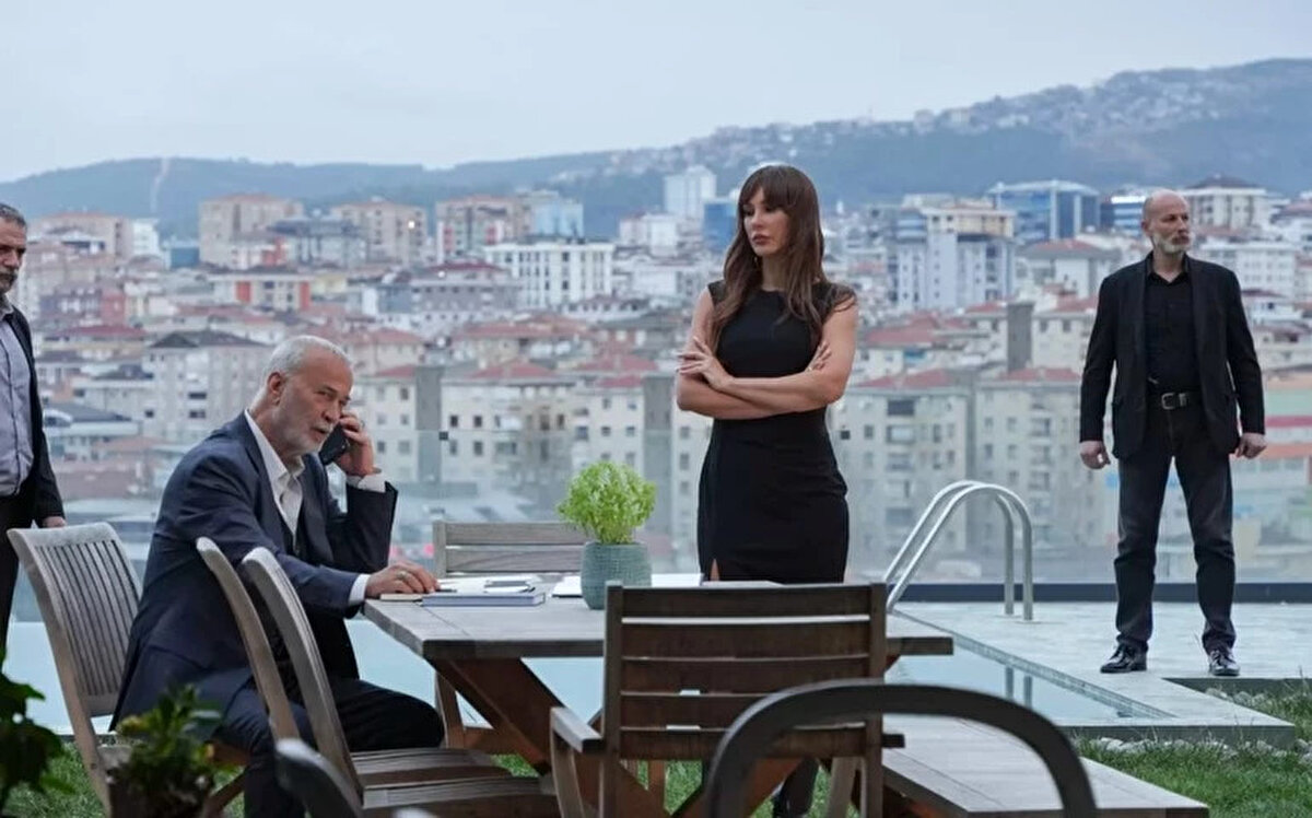 Eşref Rüya son bölümde neler olacak?<br><br>Eşref’in teslim olmasıyla taşlar yeniden yerinden oynayacak. Kadir’in kaçışı ve Dinçer’in yeni planı ise dengeleri tamamen değiştirecek. Nisan pişmanlık mı duyacak, yoksa Eşref’in suçsuzluğunu zamanında mı anlayacak? Tüm bu soruların yanıtı Eşref Rüya 18. bölümde ortaya çıkacak.