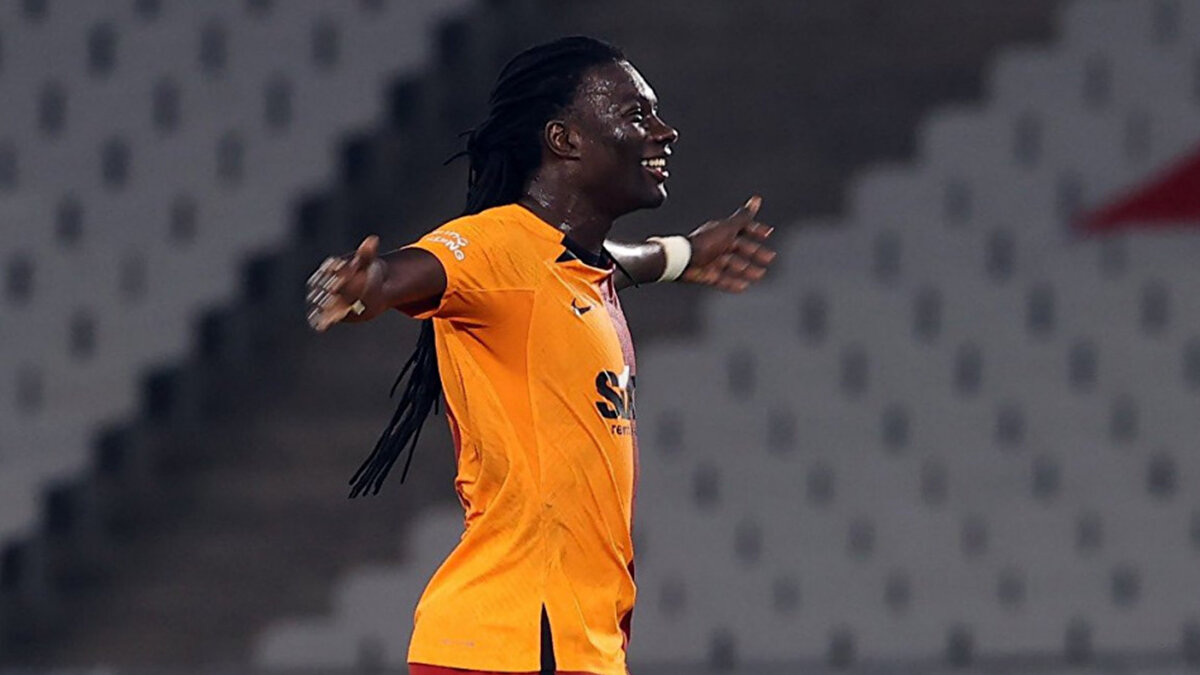 Milli futbolcu, transferinin ilk gününde “Türkiye'nin en büyük, en şerefli kulübüne geldim. Bundan sonra camiamız için, Fenerbahçe için elimden gelen her şeyi vereceğim.” diyerek tepkileri üzerine çekmişti.