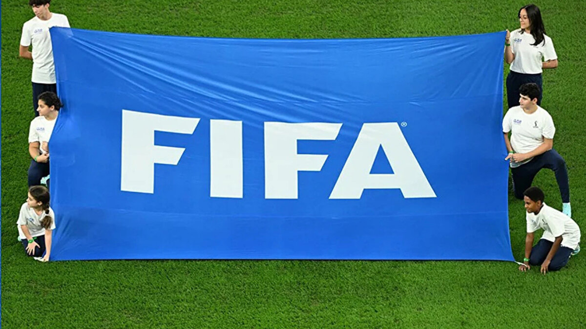 FIFA Başkanı, "Zaten bu konunun detaylarına girmiş durumdayız, sürekli tartışıyoruz. Bu sadece Dünya Kupası ile ilgili değil, genel bir değerlendirme konusu." dedi.<br><br> <br><br>Infantino, Avrupa futbol takvimine de değinerek, "Futbol oynamak için en iyi ay olan haziran, Avrupa’da çok da verimli kullanılmıyor. Belki takvimi daha iyi optimize etmenin yolları vardır ama biz hâlâ tartışma aşamasındayız, sonuçlara ne zaman ulaşacağımızı göreceğiz. Sadece açık fikirli olmalıyız." diye devam etti. <br><br> 