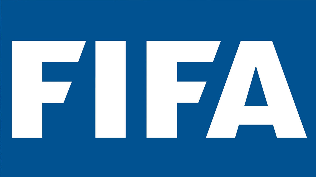 FIFA Başkanı Gianni Infantino, Avrupa Kulüpler Birliği (EFC) Genel Kurulu’nda yaptığı konuşmada futbol takvimiyle ilgili dikkat çekici açıklamalarda bulundu.<br><br>Infantino, bazı ülkelerde yaz aylarında yaşanan aşırı sıcakların futbolu olumsuz etkilediğini belirterek, Dünya Kupası’nın gelecekte yıl sonunda oynanabileceğine dair sinyaller verdi.