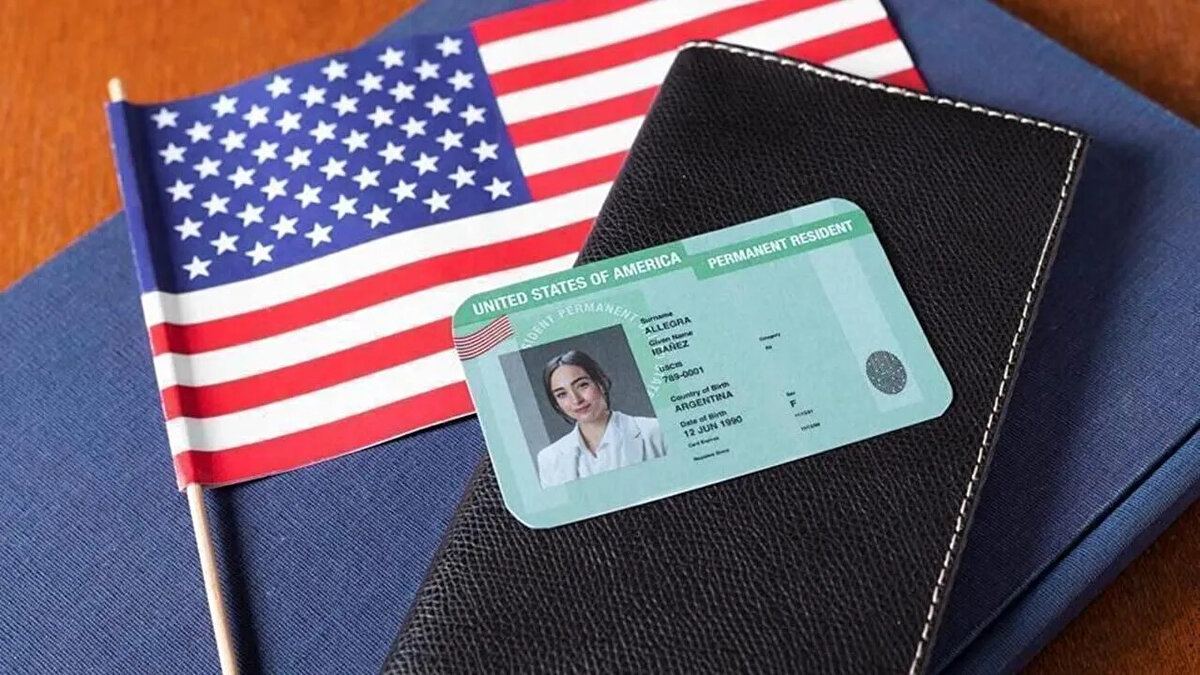 Green Card nasıl alınır?<br><br>Yeşil Kart sahibi olmanın birkaç farklı yolu bulunuyor. Bunlardan en yaygın olanı Diversity Visa Lottery (DV Lottery) yani çekiliş programı. Bunun dışında şu yollarla da Green Card sahibi olunabiliyor:<br><br>Aile birleşimi: ABD vatandaşı veya Green Card sahibi yakınlar aracılığıyla.<br><br>İşEğitim: ABD’de işveren sponsorluğu ya da olağanüstü yetenek sahibi kişiler için.<br><br>Yatırım veya sığınma: EB-5 yatırımcı vizesi ya da mülteci statüsü yoluyla.<br>