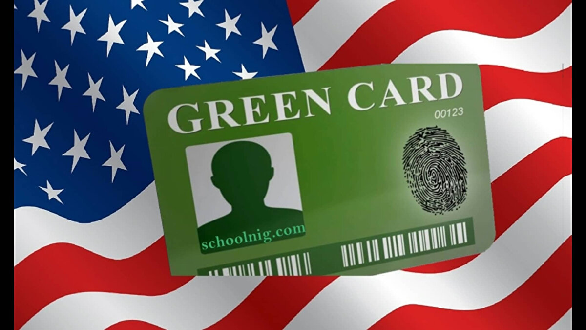 Green Card ile hangi haklar elde edilir?<br><br>Green Card sahibi olan kişiler ABD’de:<br><br>Süresiz oturma ve çalışma hakkına sahip olur.<br><br>Sağlık, sosyal güvenlik ve eğitim hizmetlerinden faydalanabilir.<br><br>ABD vatandaşlığına başvuru hakkı kazanır (5 yıl sonunda).<br><br>Ancak Green Card sahipleri oy kullanma hakkına sahip değildir.