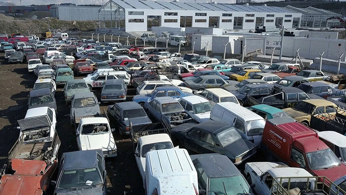 İlk Arabam Yerli Otomobil Aile Destek Programı Detayları<br><br>Sanayi ve Teknoloji Bakanlığı tarafından hazırlanan bu yeni destek programı, Türkiye'nin yerli otomotiv sanayiini güçlendirirken, aynı zamanda otomobil sahibi olmayı kolaylaştırmayı hedefliyor.