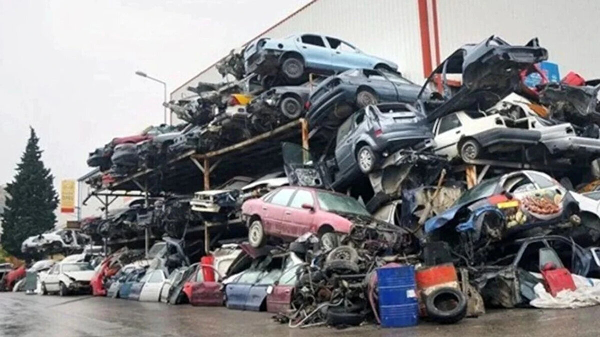 Palandöken, en son 2018'de uygulanan teşvikle 16 yaş ve üzeri araçların ekonomiye kazandırıldığını hatırlatarak, hurda teşvikinin hem ithalatı azaltacağını hem de hurda durumundaki araçların ekonomiye kazandırılmasını sağlayacağını belirtti. Ayrıca, araçlarını yenileyecek vatandaşlar için cazip kredi alternatifleri ve düşük faiz oranları sunulması gerektiğinin altını çizdi.