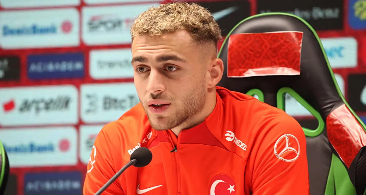 BARIŞ ALPER YILMAZ BULGARİSTAN MAÇINDA OYNAYACAK MI?<br>A Milli Takım’ın aday kadrosunda bulunan Barış Alper Yılmaz Gürcistan karşılaşmasında gördüğü kart nedeniyle cezalı durumdu. Bulgaristan karşılaşmasında forma giyemeyecek. Galatasaray forması giyen oyuncu, cezası nedeniyle 11 Ekim’deki deplasman mücadelesinde sahada yer alamayacak.