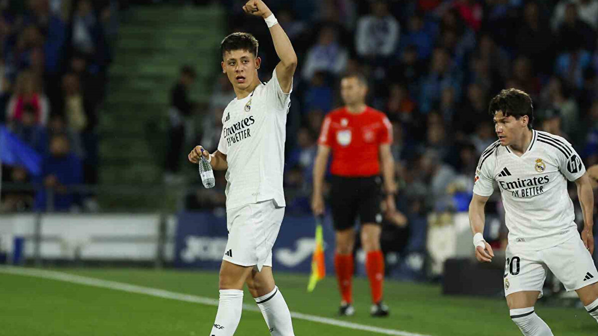 YÖNETİM, ARDA'YI SATMAYACAK<br><br>Fichajes'in haberine göre; Alonso'dan oyuncuların raporlarını alan Real Madrid yönetimi, Arda Güler için gelen hiçbir teklifi değerlendirmeye almayacak.